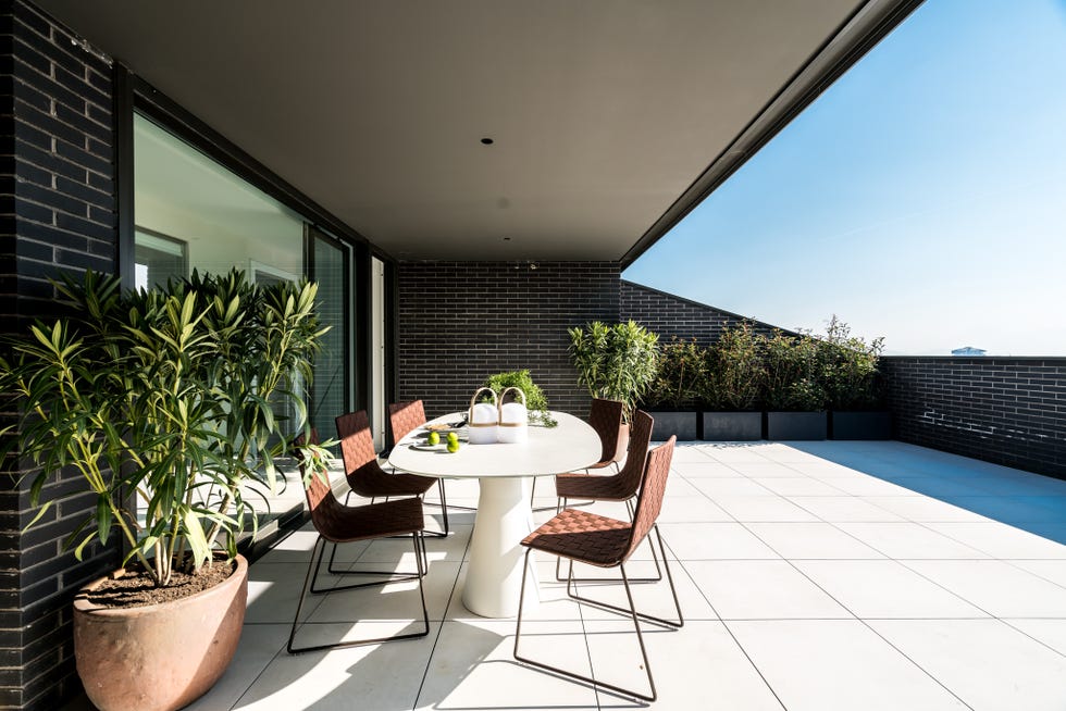 terraza con comedor exterior de diseño moderno