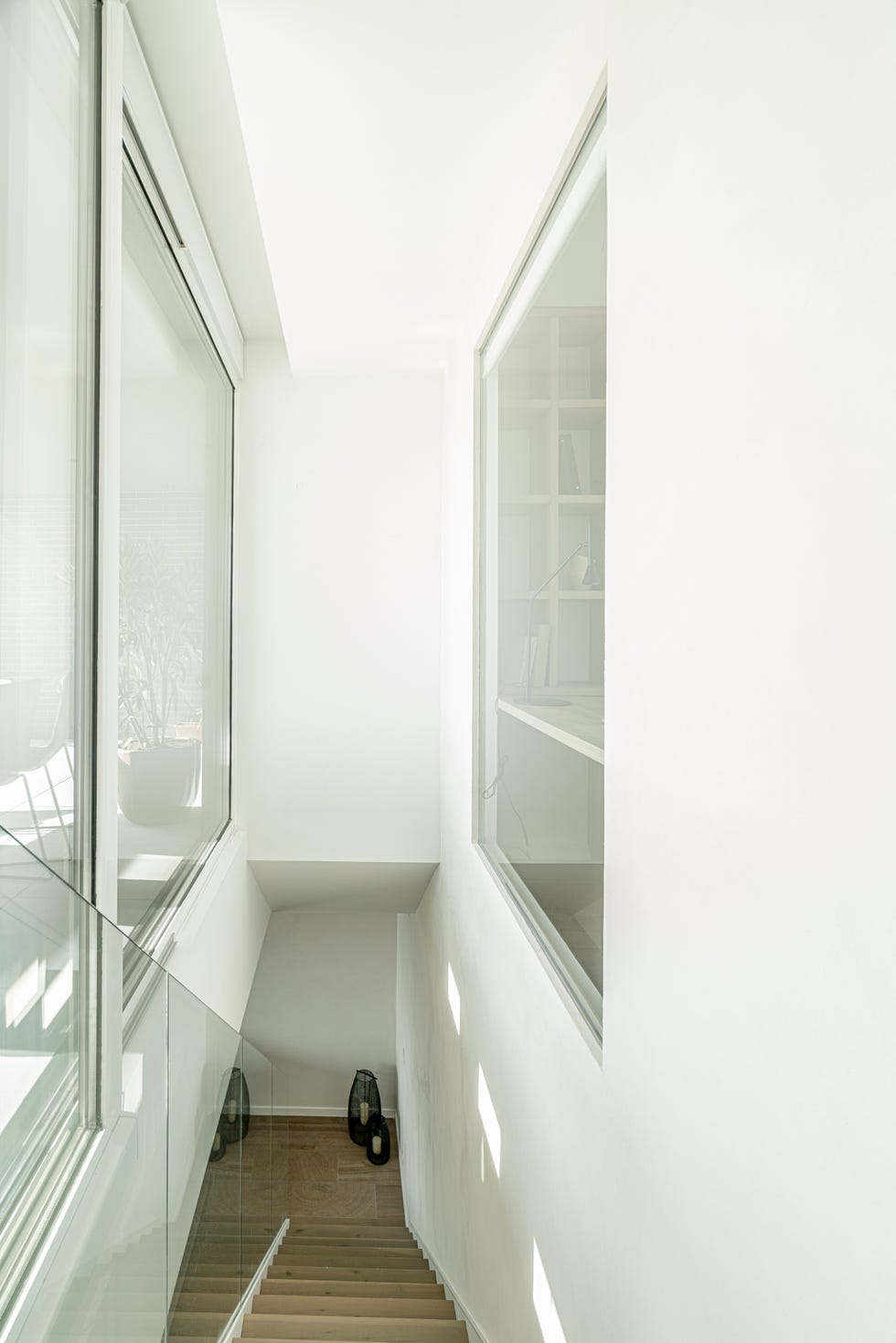 escalera con barandilla de vidrio