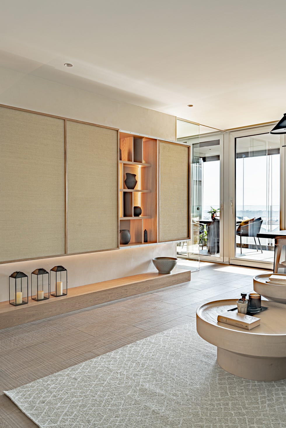 mueble volado de madera con frentes tejidos