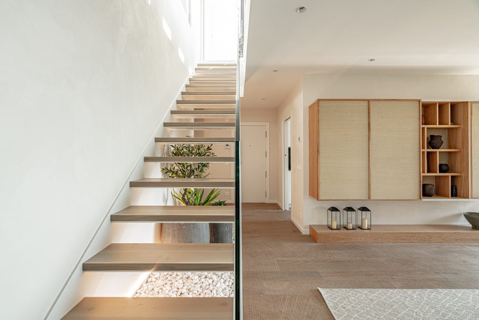 escaleras flotantes con peldaños de madera