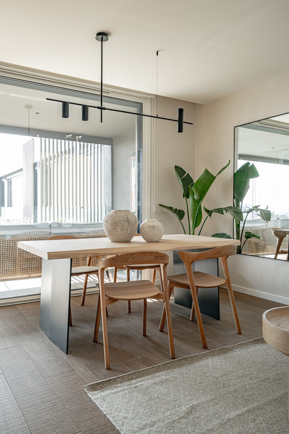 mesa de comedor de madera y acero con sillas de madera de estilo natural