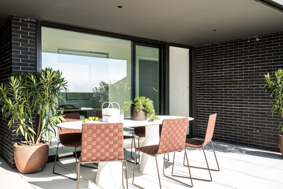 terraza con comedor exterior de diseño moderno