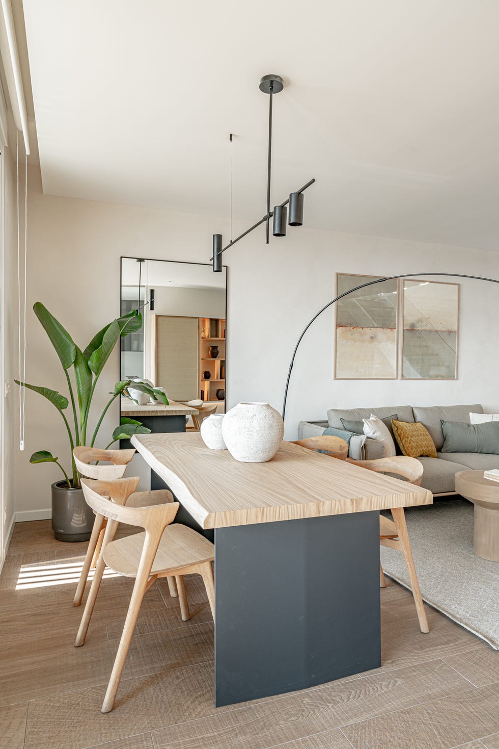 mesa de comedor de madera y acero con sillas de madera de estilo natural