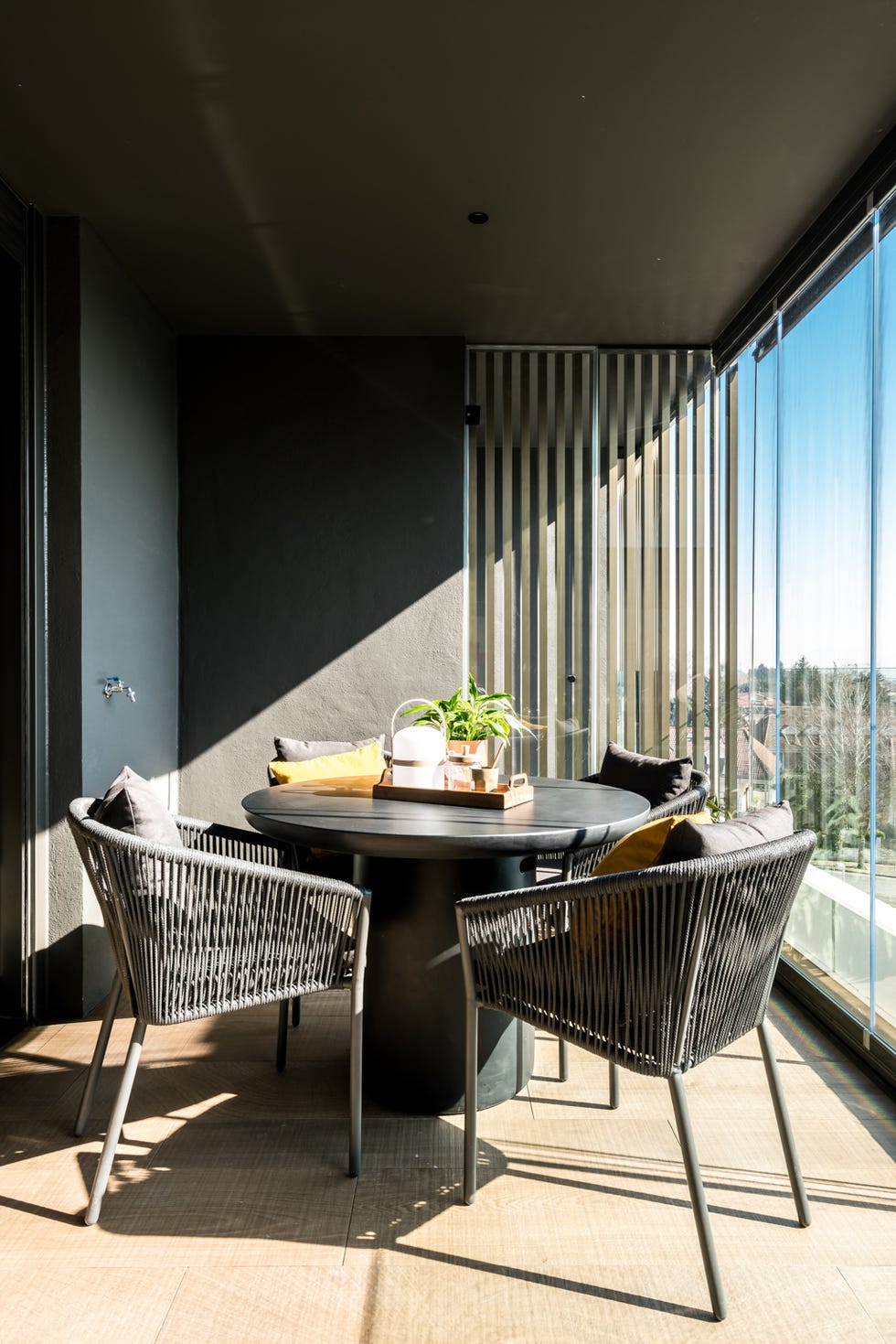 terraza cubierta con comedor