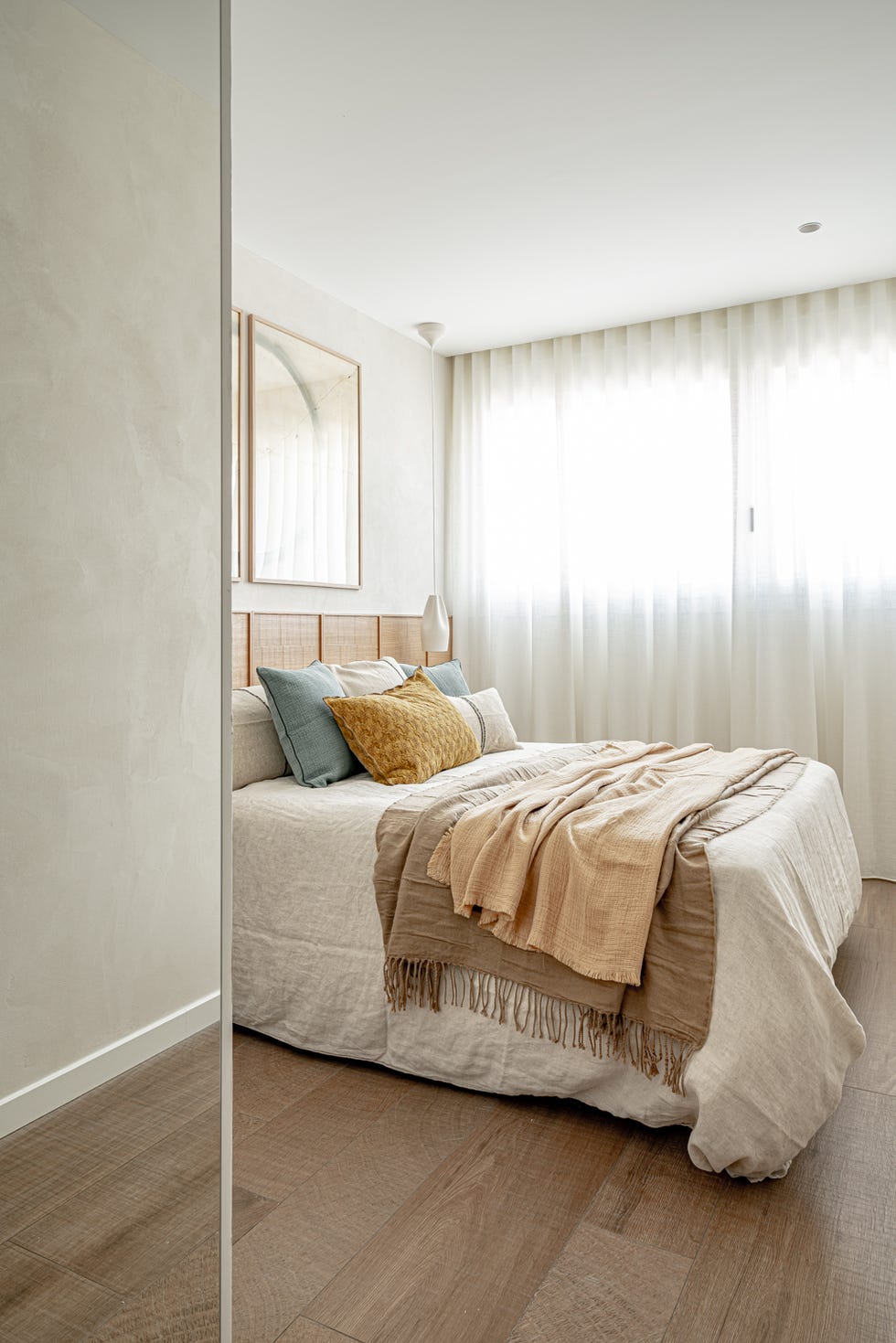 dormitorio natural con cabecero de madera