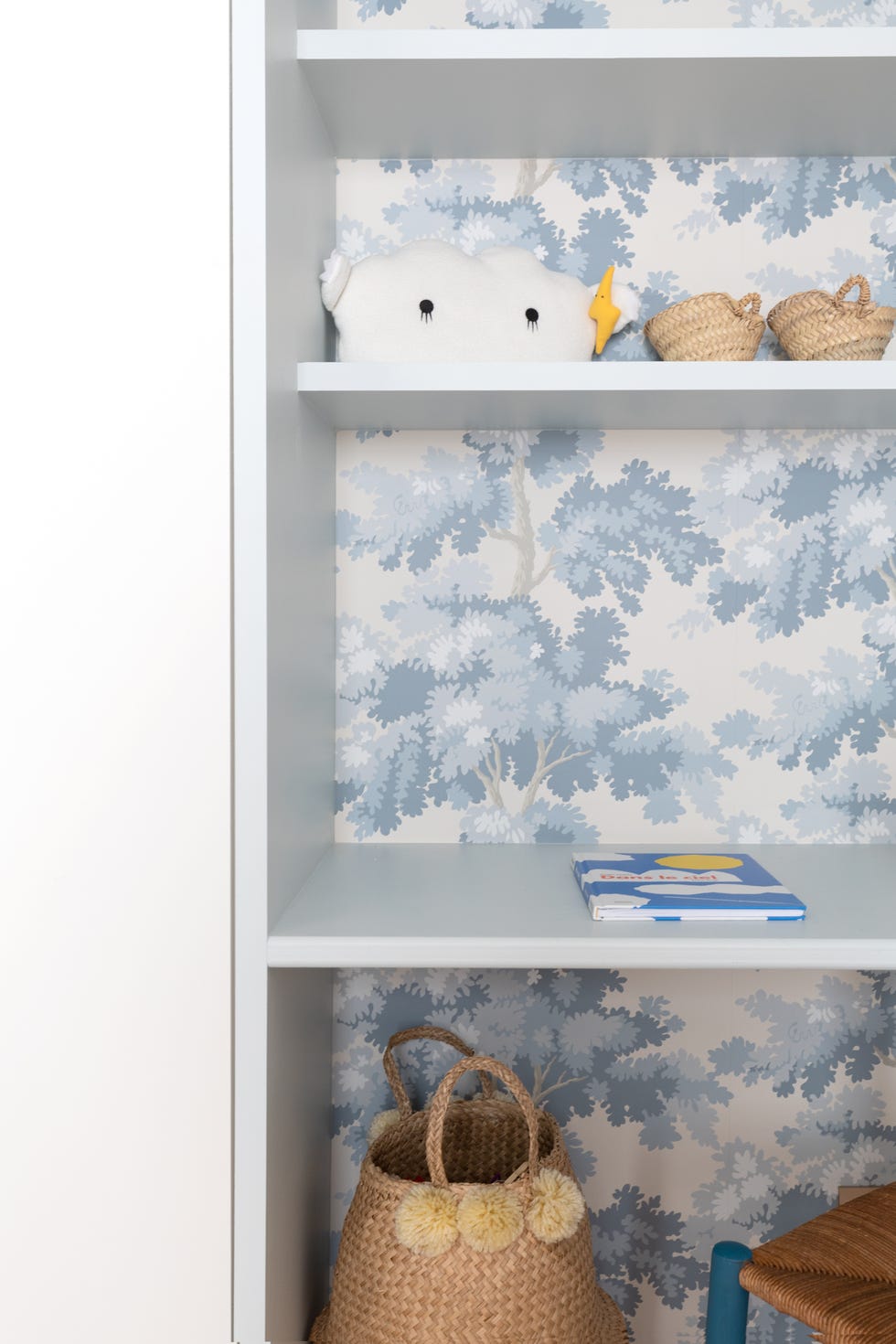escritorio con pared decorada con papel pintado con dibujos de árboles en tonos azules