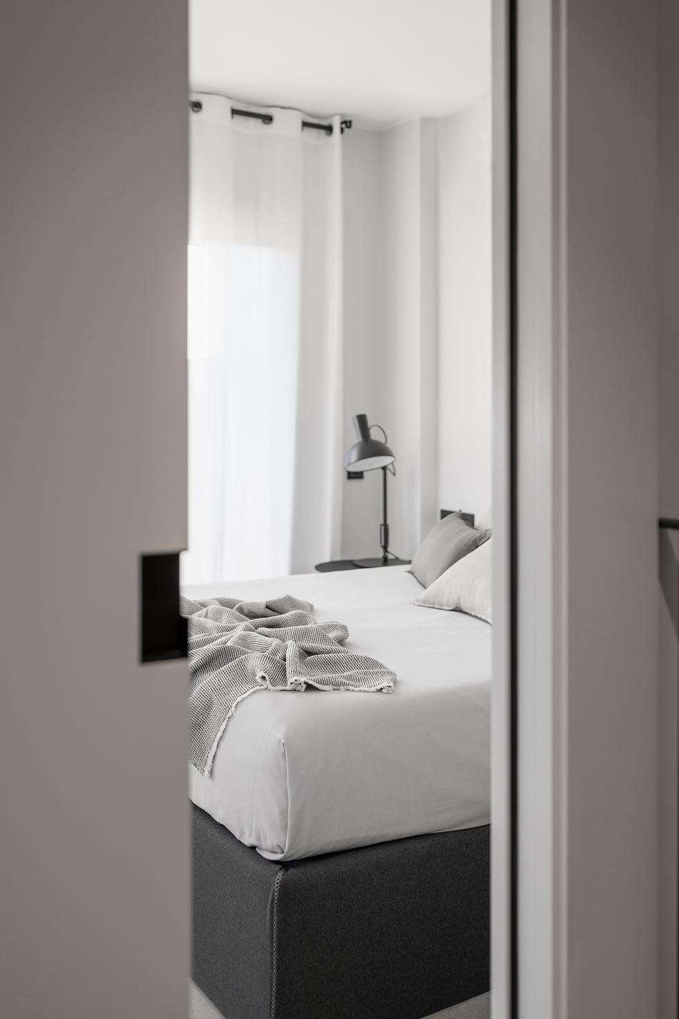 dormitorio minimalista en blanco y gris