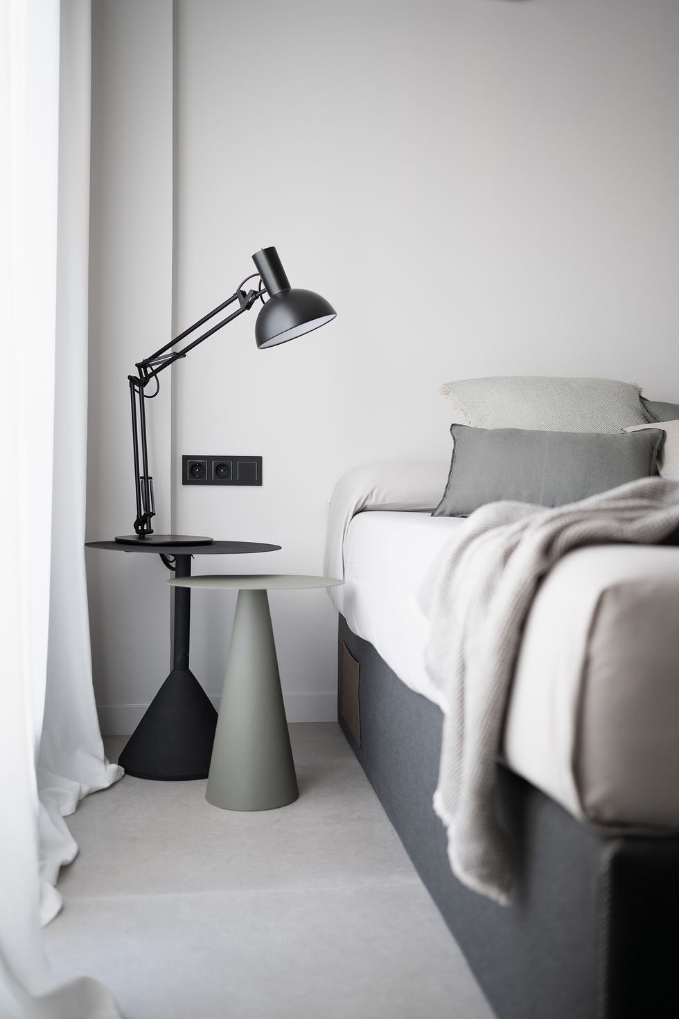 dormitorio minimalista en blanco y gris