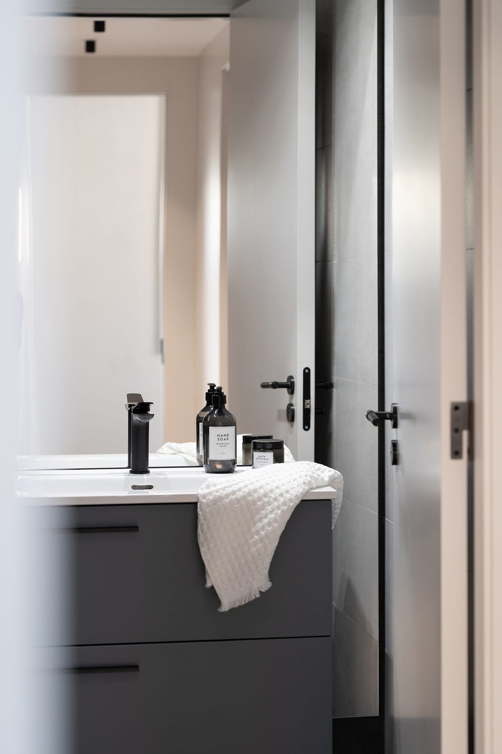 baño moderno con mueble gris con lavabo empotrado
