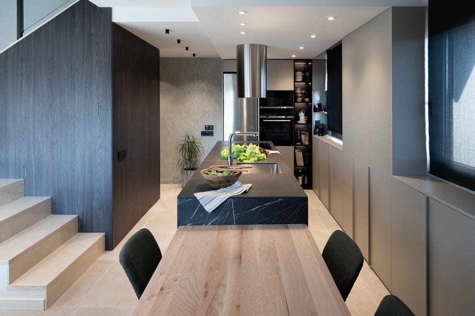 cocina abierta con isla de diseño minimalista en gris