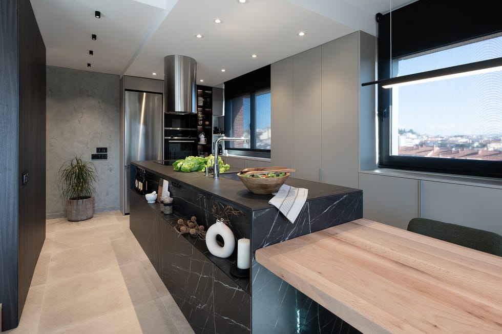 cocina abierta con isla de diseño minimalista en gris
