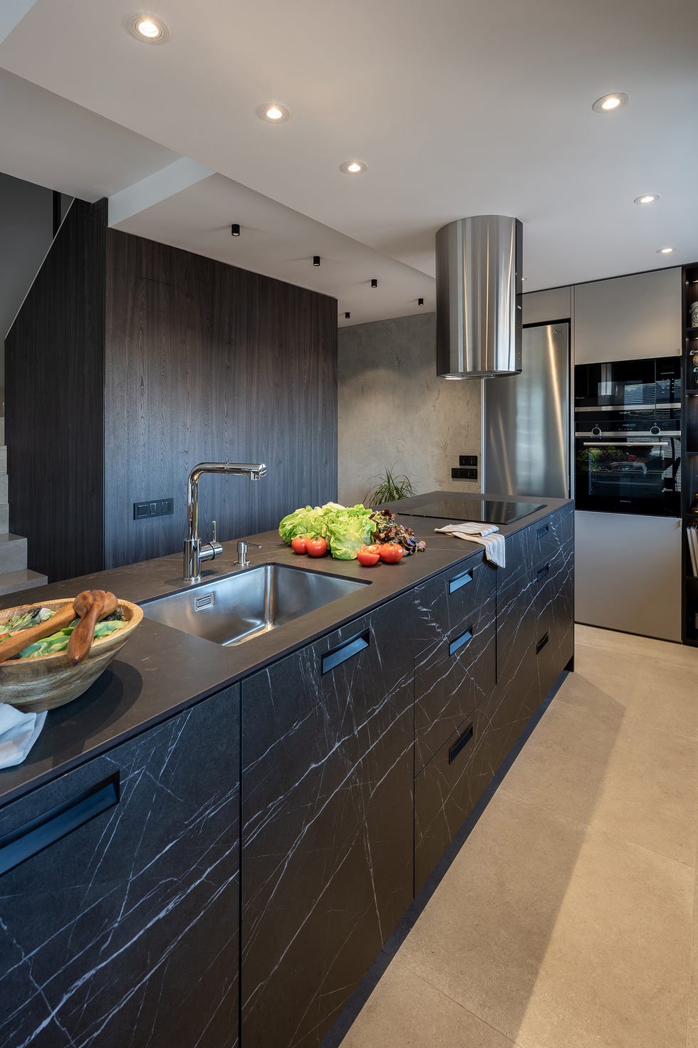 cocina moderna con isla efecto mármol negro