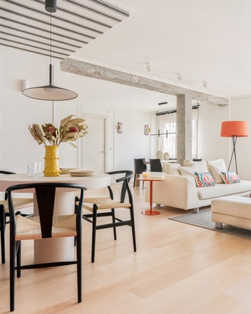 salón comedor con vigas vistas y muebles de diseño atemporal