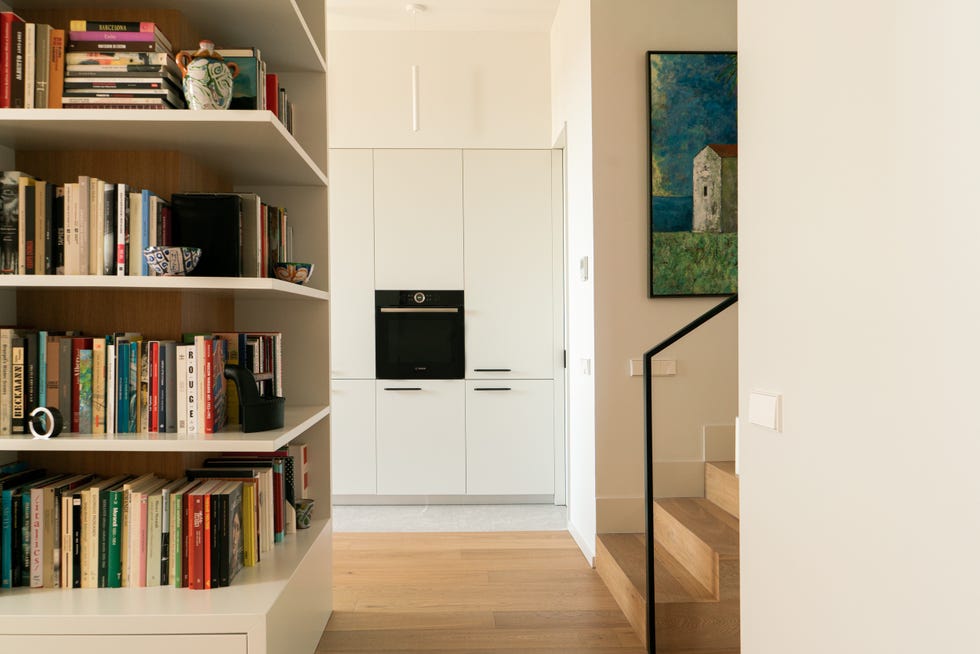 cocina blanca abierta y librería