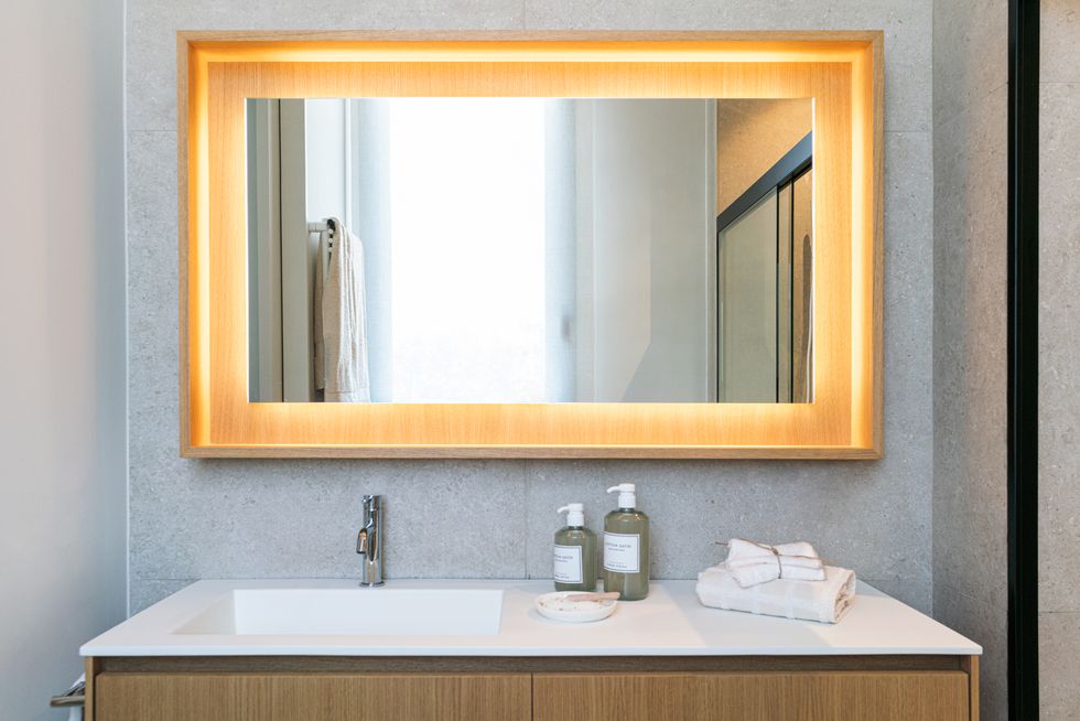 baño moderno con espejo rectangular con iluminación led
