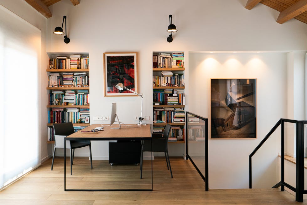 despacho con librería de obra y baldas de madera