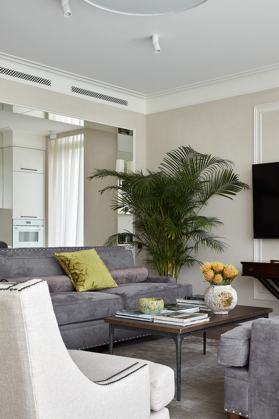salón decorado con plantas y estilo clásico