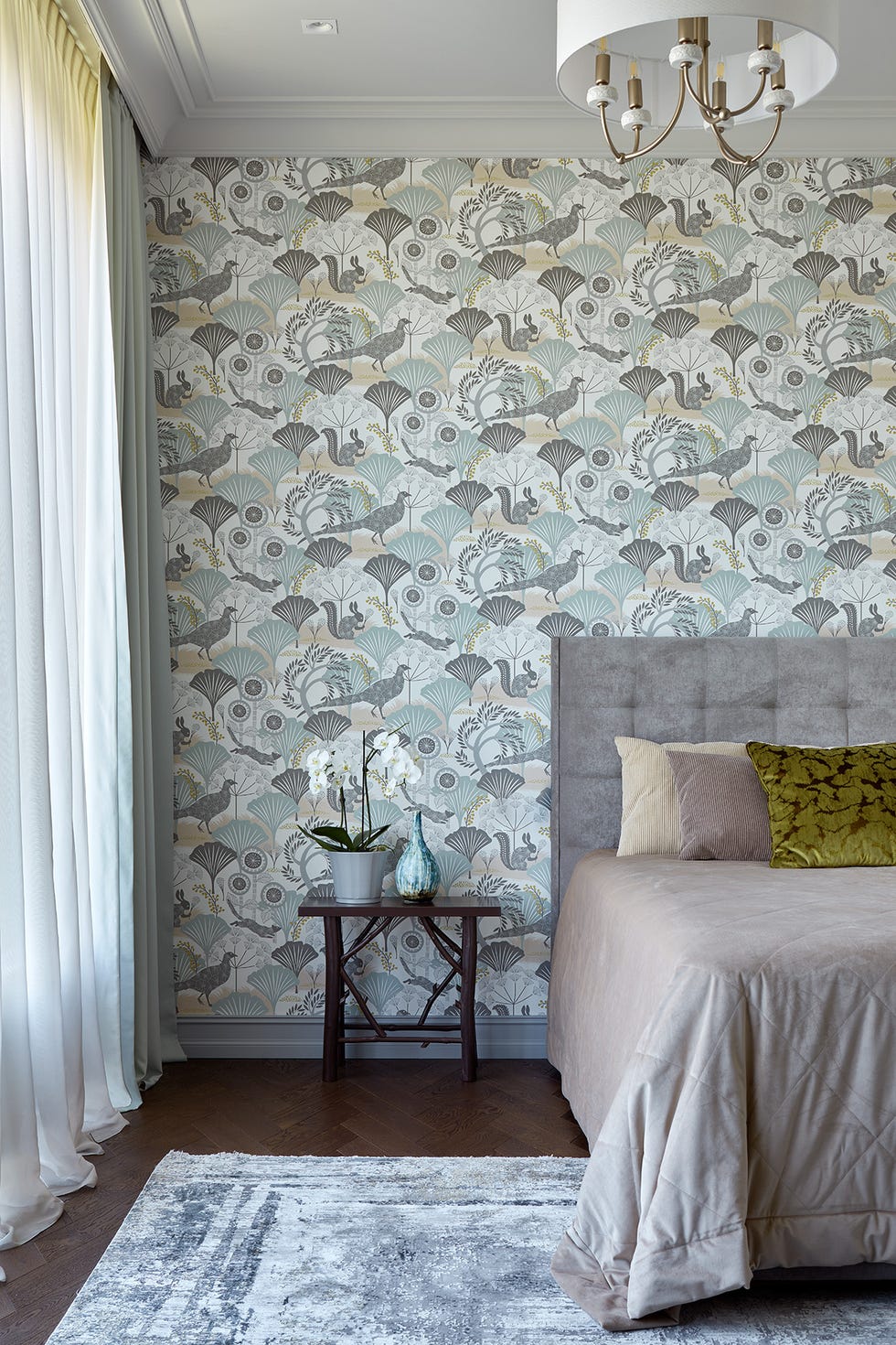dormitorio clásico con papel pintado estampado con pavos reales en tonos grises