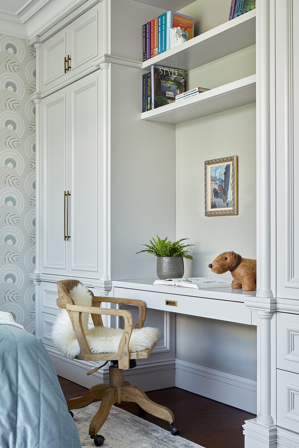 escritorio puente de estilo clásico en color gris con silla giratoria de madera