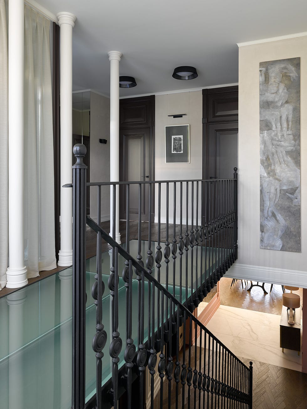 escalera de forja con peldaños de vidrio