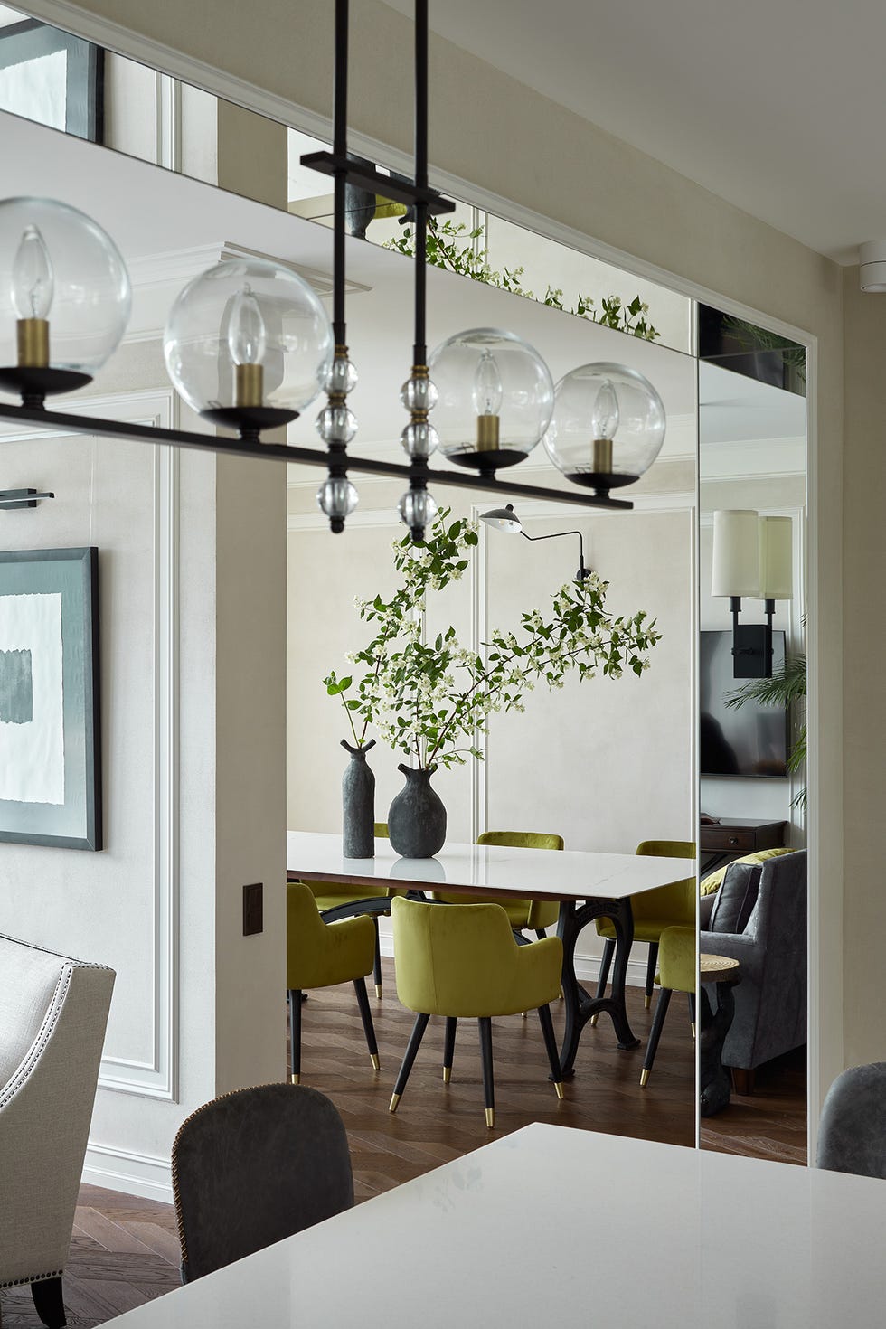 comedor de diseño contemporáneo con sillas de terciopelo dorado