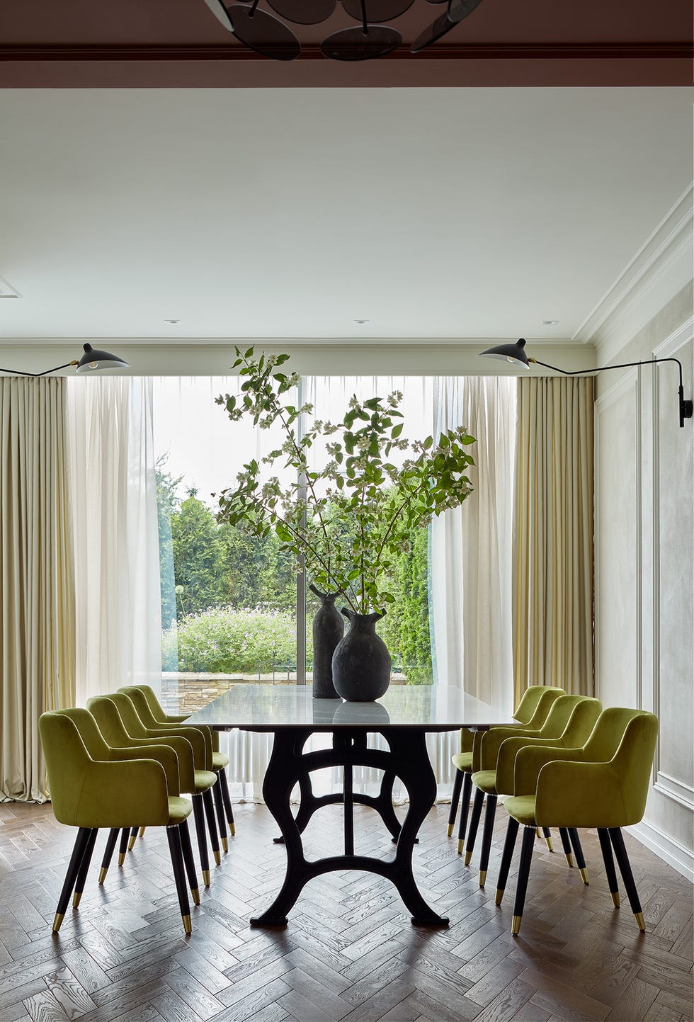 comedor de diseño contemporáneo con sillas de terciopelo dorado