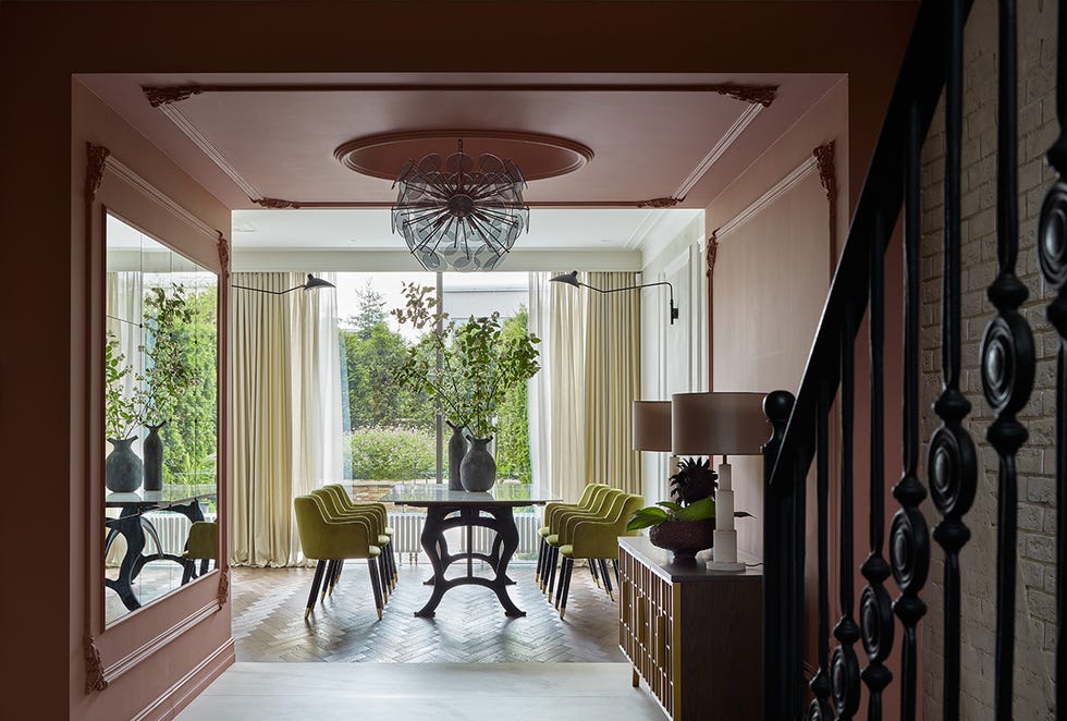 comedor de diseño contemporáneo con sillas de terciopelo dorado