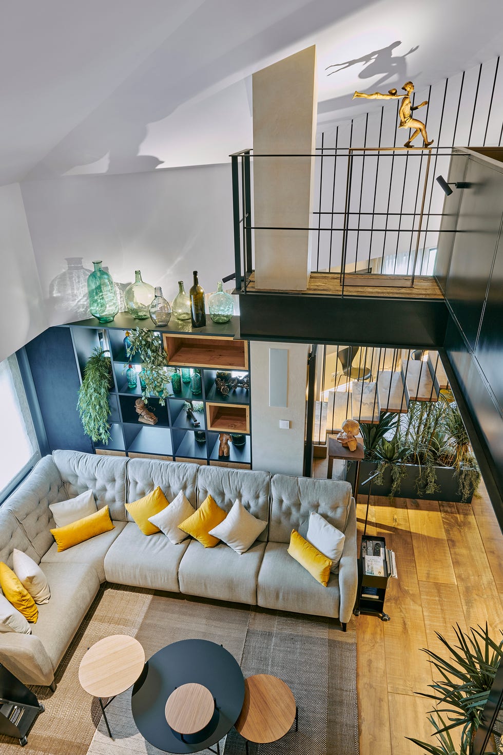 salón a dos alturas con sofá de color beige en l