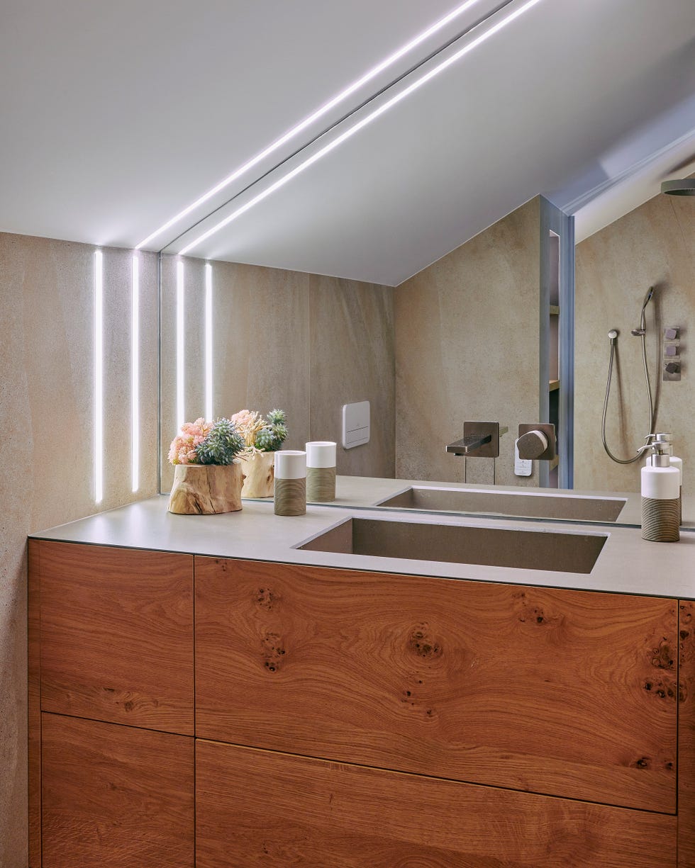 baño moderno con mueble de madera sin tiradores