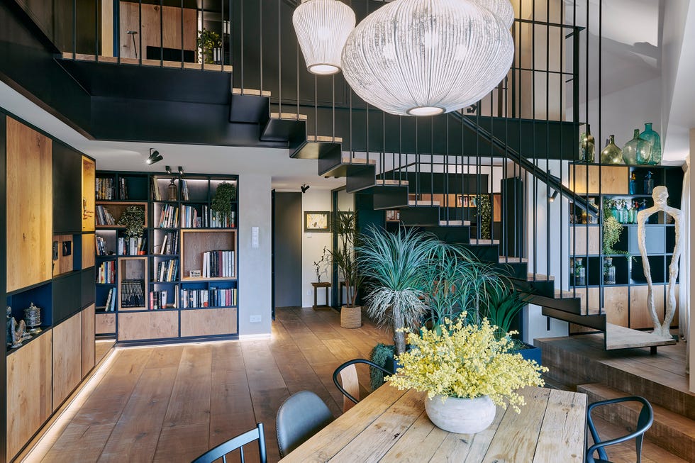 salón a dos alturas de diseño industrial