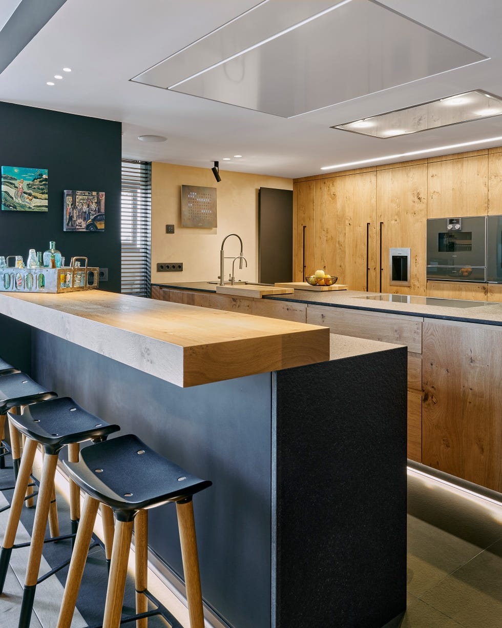 cocina con barra de diseño industrial en madera y color negro