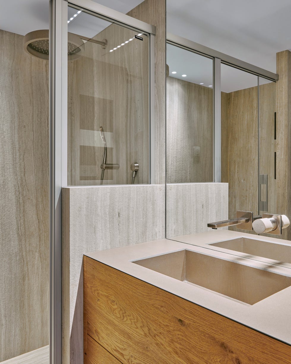 baño de diseño industrial con mueble suspendido y ducha de obra