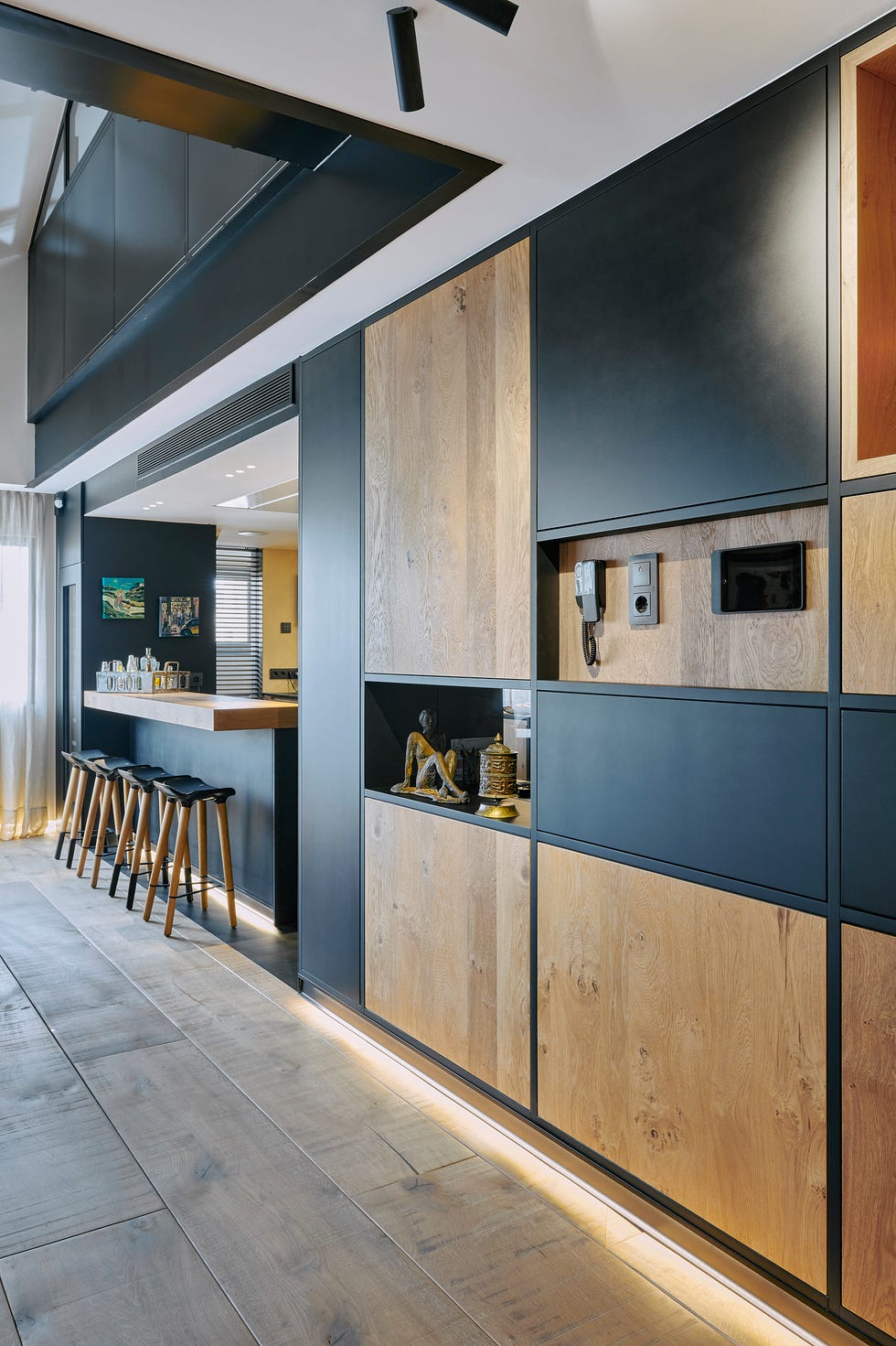 estantería diseñada a medida con puertas de madera y acabado negro