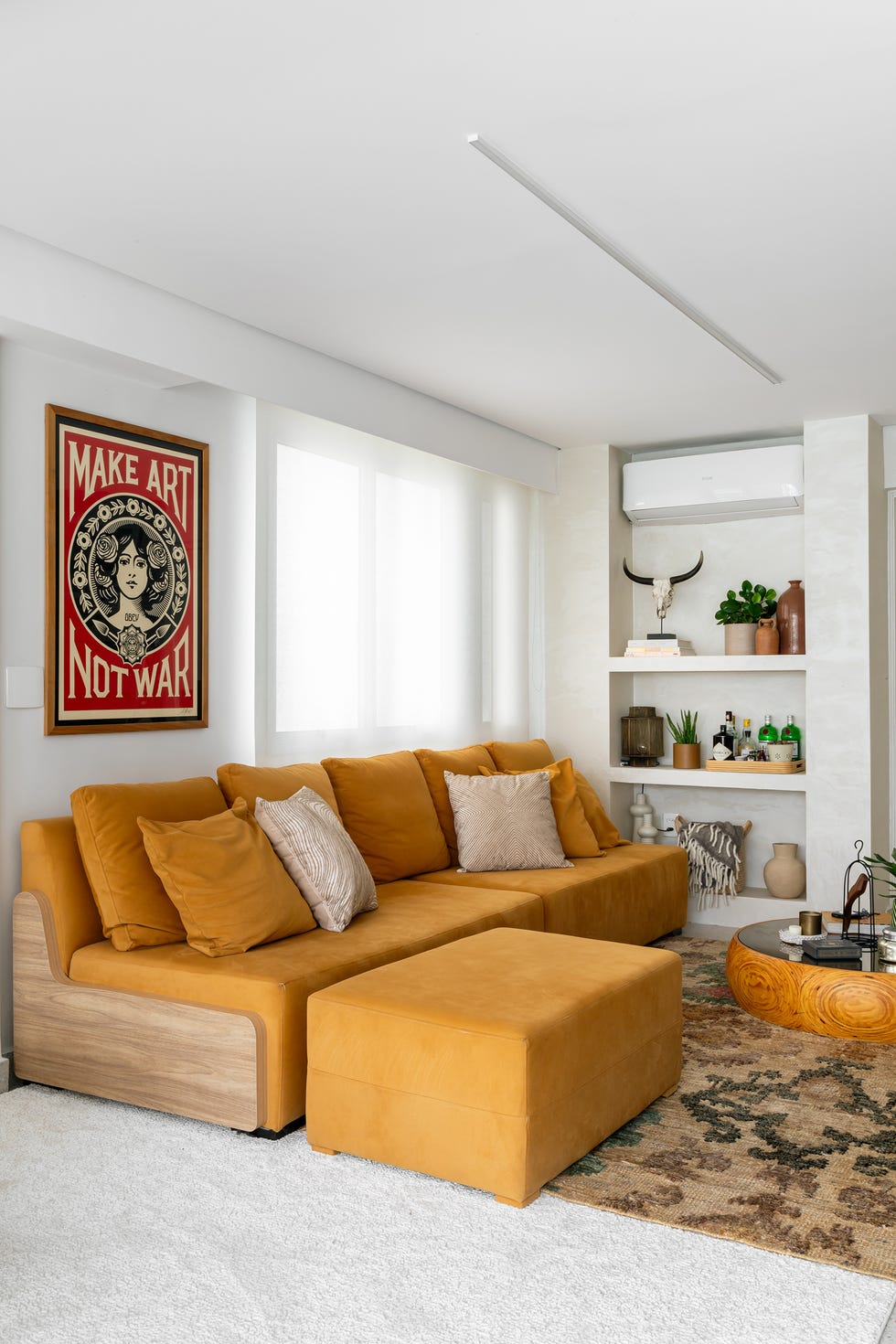 salón abierto con sofá modular mostaza