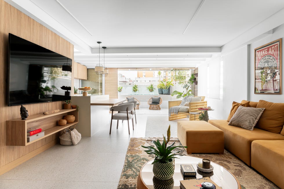 salón abierto con sofá modular mostaza
