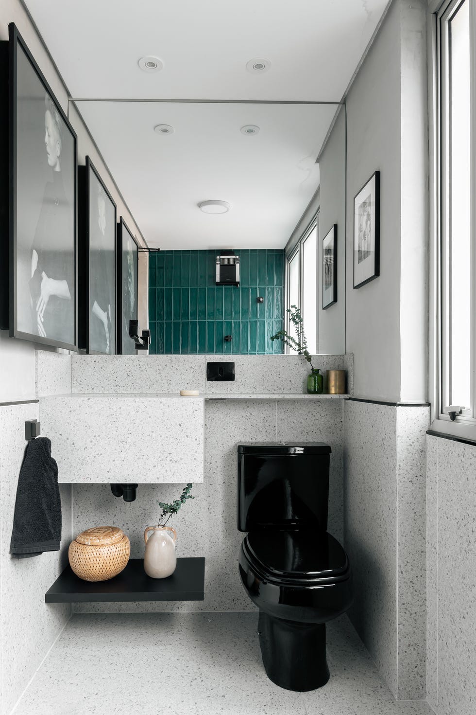 baño con revestimiento de granito