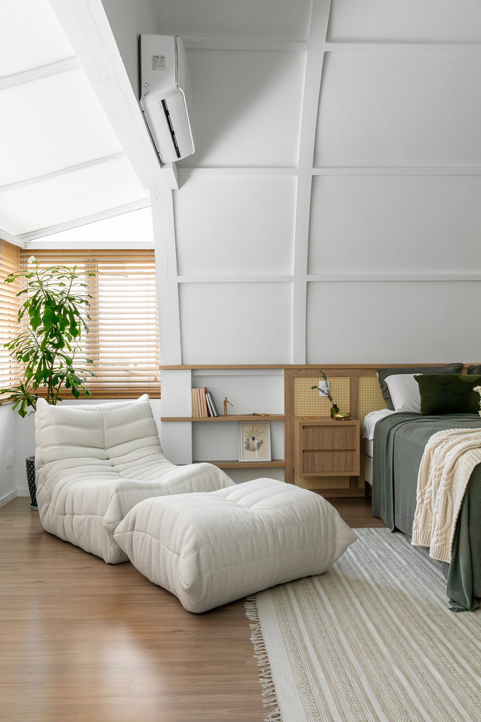 puf blanco con reposapiés