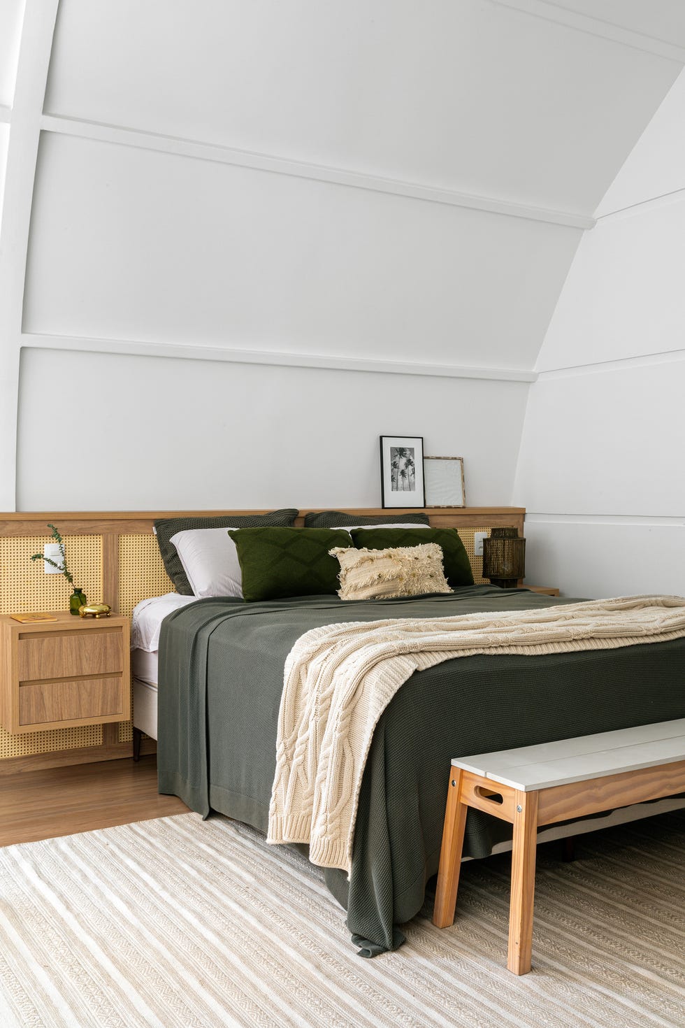 cama con cabecero y mesitas de madera