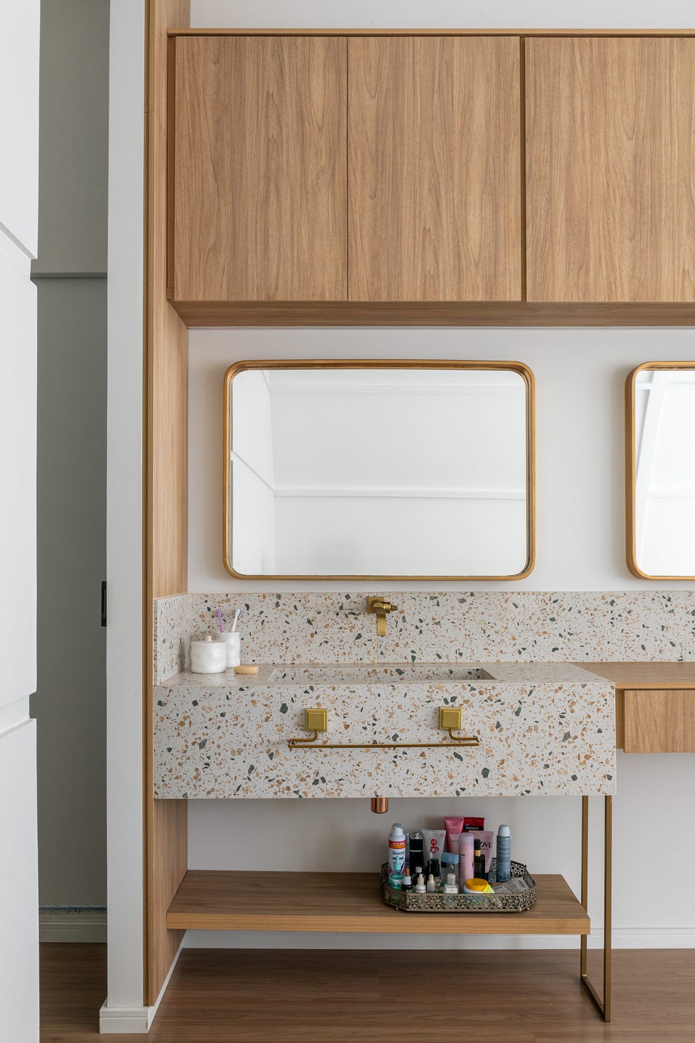 baño con mueble de madera y terrazo