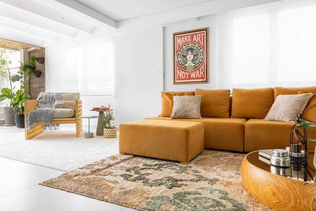 salón abierto con sofá modular mostaza