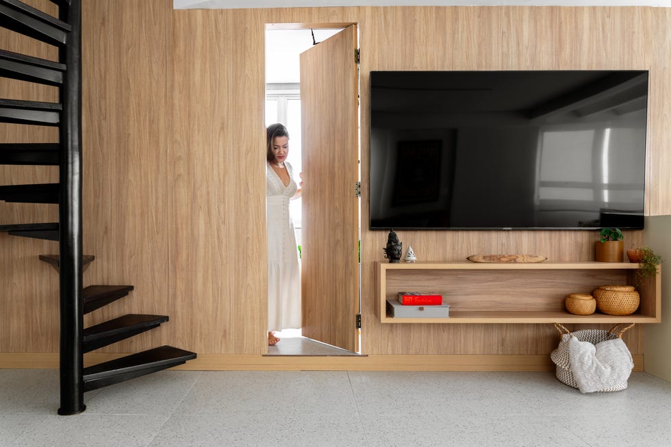 salón con paredes de madera