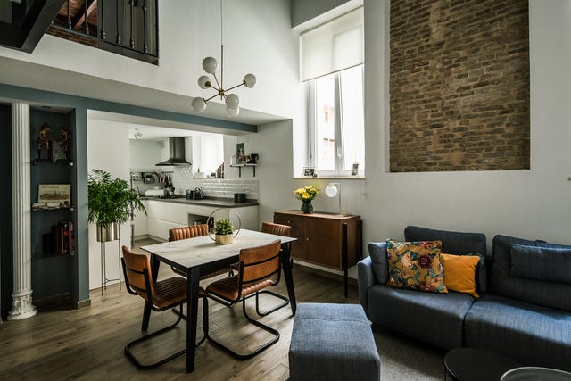 dúplex con diseño open concept y estilo mid century