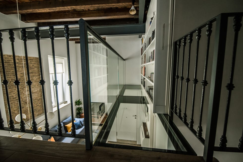 librería construida en una pasarela de cristal