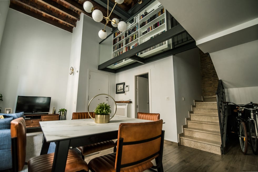 dúplex con diseño open concept y estilo mid century