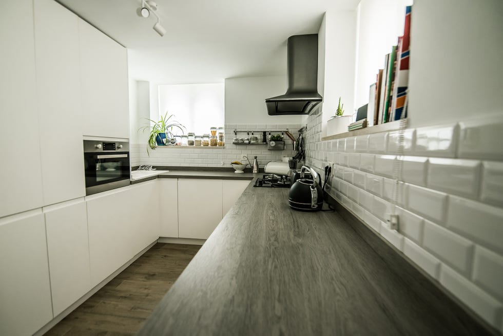 cocina abierta moderna de diseño en blanco