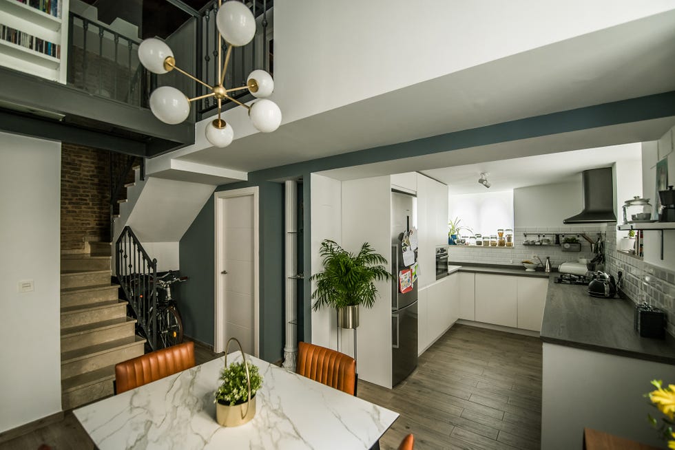 dúplex con diseño open concept y estilo mid century