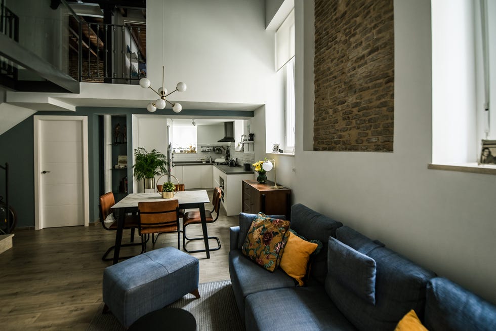 dúplex con diseño open concept y estilo mid century