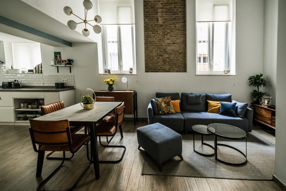 dúplex con diseño open concept y estilo mid century