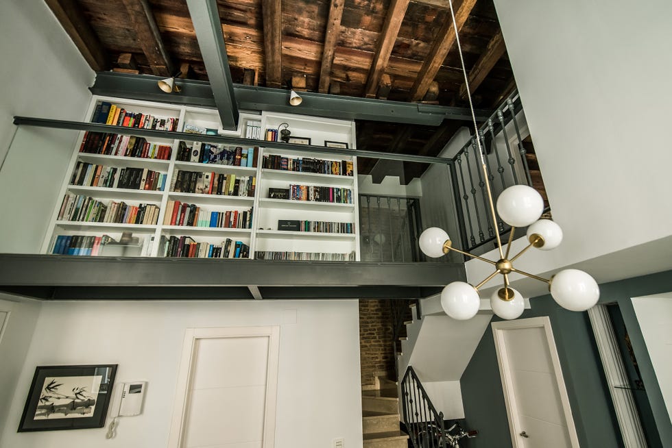 librería construida en una pasarela de cristal