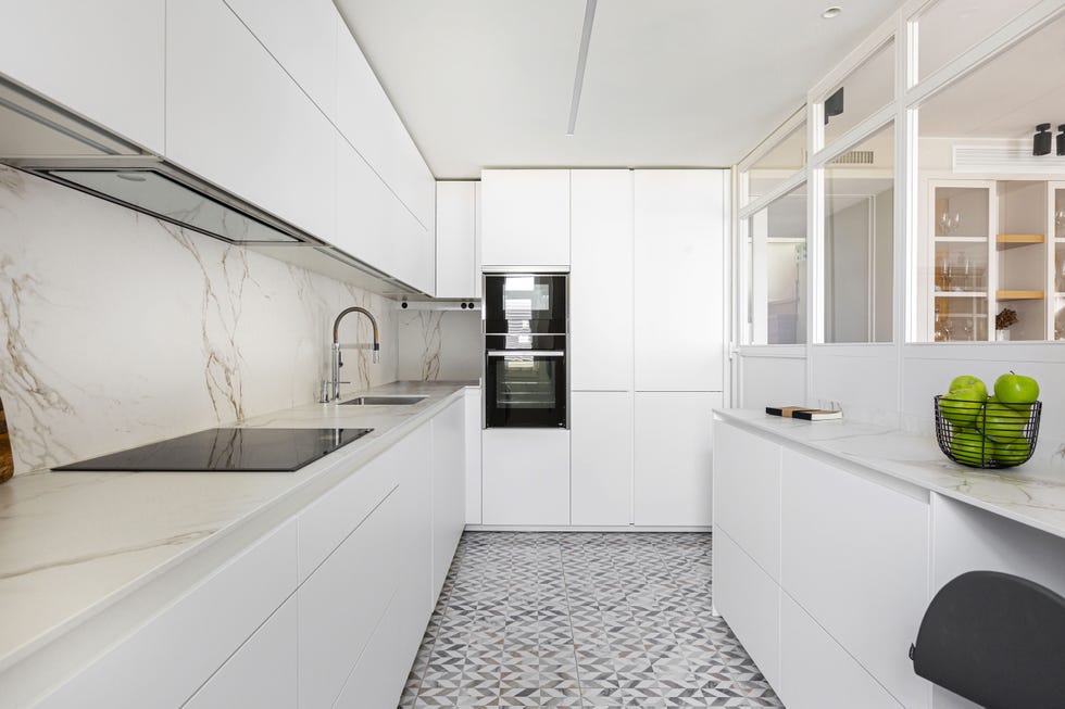 cocina blanca moderna con barra